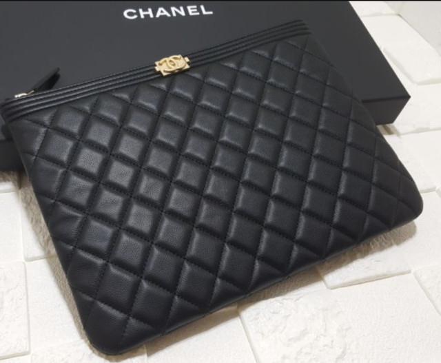 해외 샤넬 보이샤넬 파우치 미디움 블랙 캐비어 Chanel BOY CHANEL Cavier Pouch - A84406-BKCVGO 